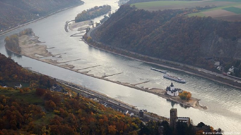 Рейн сильно обмелел. Что это означает?5 августа уровень воды в Рейне в районе Кельна, согласно прогнозу, достигнет исторически низкой отметки - вода опустится до 64-65 сантиметров. Причины - длительная жара и отсутствие дождей. Означает ли это, что важнейш