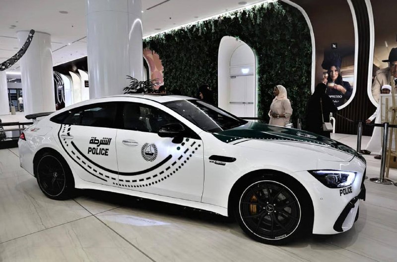 Полиция Дубая пополнила свой автопарк тремя машинами от Mercedes: SL 55 AMG, GT 63 AMG и EQS 580 3