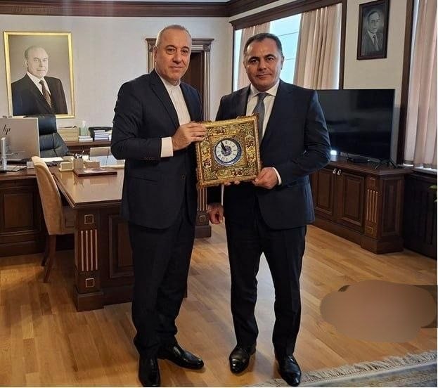خبرهای فوری: 🔴 توافق ایران و نخجوان برای تسهیل ترانزیت🔹️در دیدار منصوری، سرکنسول جمهوری اسلامی ایران با جبار موسایف، نخستوزیر جمهوری
