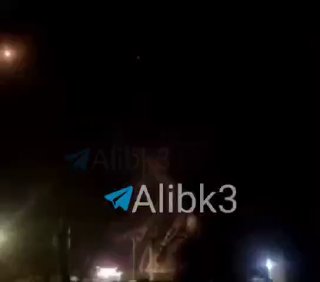 סצינות של אחד הטילים האיראניים פוגע ישירות במטרתו