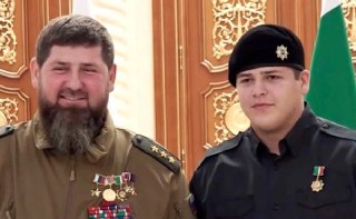 Адам Кадыров опубликовал видео, на котором он нарушает сразу несколько правил дорожного движения, ролик нашла «Вёрстка» в одном из Instagram-аккаунтов, связанных с сыном главы Чечни.   В феврале «Новая газета Европа» сообщила, что Адаму Кадырову удалили се