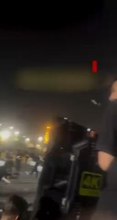 לפחות שני בני אדם נפצעו במהלך עימות בין אבלים במקדש של האימאם השיעי ה-8 במשהד.