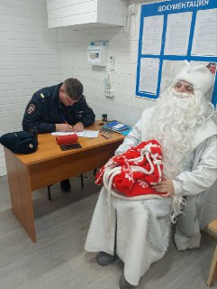 В Анапе задержали Деда Мороза — поводом стали нелегальные фотосессии на Театральной площади. Человек в костюме «сказочного деда» брал с прохожих деньги за фото на фоне новогодней инсталляции. Отдыхающим он говорил, что муниципальная фотозона — его собствен