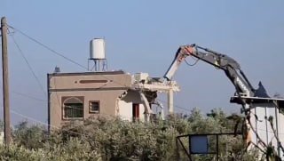 חלק מהריסת הכיבוש של שני בתים השייכים לאזרחים "אידריס ג'בארה עבדאללה" ו"עבדול חאלק עבדאללה" בעיירה דיר בלוט…