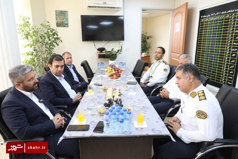 خبرگزاری شهر: 📷خبرگزاری شهر | از «جنگ رمضان» تا «بدرقه شهید ایران»؛ تقدیر مرتضوی از پلیس راهور منطقه ۱۳🔹سیدمحمدرحیم مرتضوی، شهردار منط
