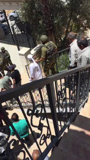 כוחות הכיבוש עוצרים את שייח' עאדל עסקרה ממסגד אל-פארוק באל-פרדיס, דרומית לבית לחם.
