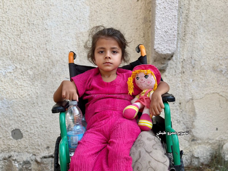 قصف إسرائيلي يخلّف شللاً رباعياً في طفلة فلسطينية