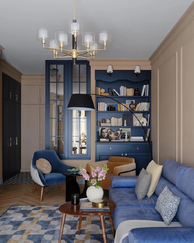 В этом интерьере цвет играет главную роль. Глубокий синий задаёт ощущение спокойствия, собранности и внутреннего баланса - он помогает замедлиться ... - изображение 1 - этом, ощущение, дома