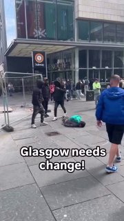 🇬🇧 In central Glasgow, migrants brutally kicked an unconscious man in the head and torso. After passers-by entered, the attackers hurried away from the scene