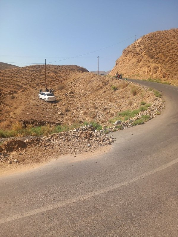🇮🇷کلات نیوز 🇮🇷: ⚠️ پرتگاه بی‌حفاظ؛ این مسیر منتظر حادثه بعدی نماند!🚨 خروج خودرو از جاده روستای نفطه خلج؛ نبود گاردریل حادثه‌ساز شدامروز 