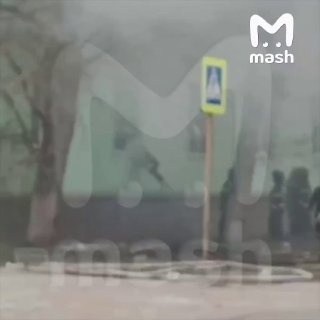 12-летняя девочка, погибшая после атаки БПЛА на многоэтажку в Сызрани, несколько дней назад приехала в гости к бабушке. Которая также умерла под завалами дома.По данным Mash, квартиры этажом ниже пустовали несколько дней: одни соседи уехали на дачу, другие