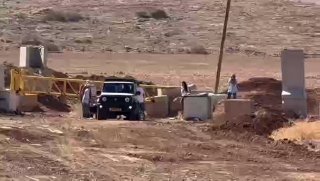 Foreign solidarity activists are trying to reach the area of ​​Ras al-Ahmar, besieged and isolated by the occupation in the northern Jordan Valley