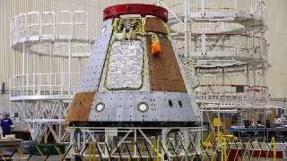 Запуск российского "Орла" в космос откладывается ещё на год: миссию планировали на 2028-й, но перенесут из-за санкций и проблем с электроникой.После 2022-го основной загвоздкой стали микросхемы и процессоры — пришлось срочно менять бортовые компьютеры, сис