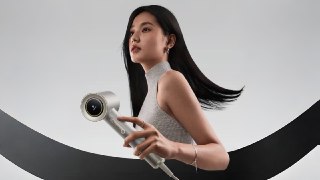 Для тех, кто не настолько любит своих дам, чтобы покупать им DysonXiaomi выпустила фен Mijia с времяпролётной камерой, которая постоянно анализирует расстояние от самого фена до волос и динамически регулирует температуру и воздушный поток, чтобы не повреди