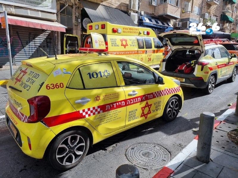 🇮🇱 הולכת רגל כבת 30 מחוסרת הכרה ונמצאת במצב אנוש מפגיעת מיניבוס ברחוב אגריפס בירושלים. חובשים ופרמדיקים ש…