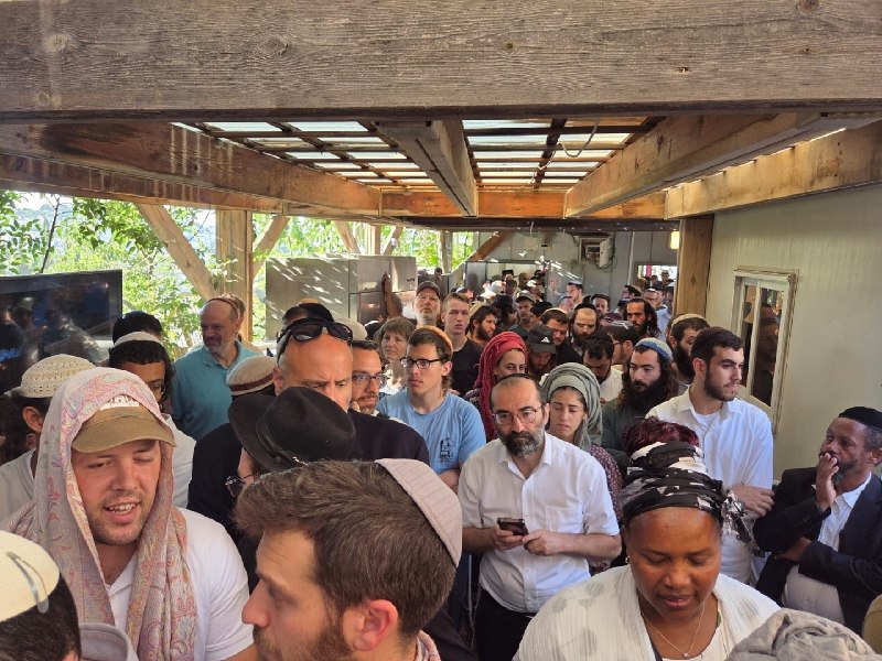 מאות מתנחלים בשערי מסגד אל-אקצא המבורך, ממתינים להסתער עליו, לזכר מה שמכונה "זיכרון חורבן בית המקדש".