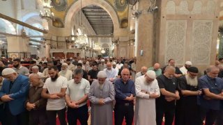 עריכת תפילת ערבית בתוך אולם התפילה אל-קיבלי במסגד אל-אקצא המבורך.