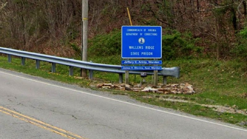 3 corrections officers stabbed by MS-13 gang members in prison: Officials