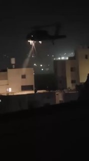 חלק מטיפת אוויר של מספר חיילי כיבוש במהלך הפשיטה על העיר יטא, מדרום לחברון.