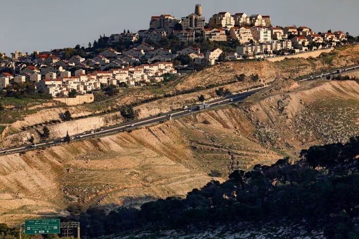 בגינוי יישובי שבויים בישראל;