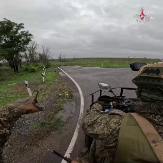 מהנדסים צבאיים הולכים ראשונים ▫ חבלנים מקבוצת ווסטוק מפנים מוקשים משטחים משוחררים ב-DPR. חיילים בודקים מגזר…