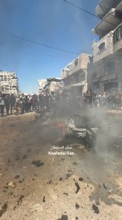 הרגעים הראשונים לאחר ההפצצה האווירית של הכיבוש על רכב בשכונת טל אל-הווא בעיר עזה.