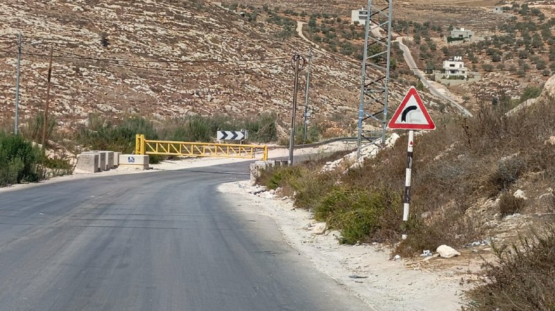 The occupation forces continue to close the gate of checkpoint 17 north of Nablus.