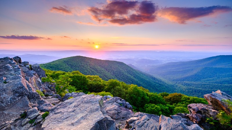 Quiet peak, loud viewHawksbill Mountain in Shenandoah National Park, Virginia (© John Baggaley/Getty Images)