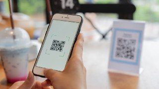 С первого сентября в России появится универсальный QR-код для безналичных платежей Представитель Госдумы говорит, что это сделает покупки удобнее — не придётся искать подходящий QR-код, поскольку универсальный будет поддерживать все банки.Также отмечают, ч
