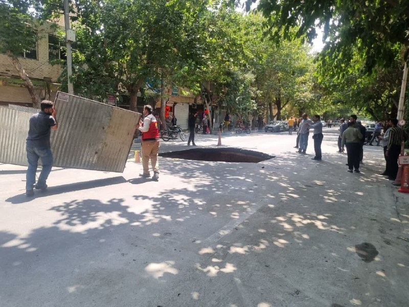 جام جم: نشت فاضلاب در خیابان نشاط اصفهان حفره‌ای به عمق پنج متر ایجاد کرد🔹مدیرکل مدیریت بحران استانداری از ایجاد حفره‌ای به قطر 