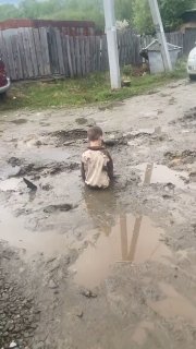 Ребенка засосало по пояс в грязь на дороге в Амурской областиСемилетний пацан катался на велосипеде по городу. В какой то момент он увидел неасфальтированную дорогу, которую размыло водой. Мальчик решил пройти по ней пешком, но по пояс провалился в яму с г