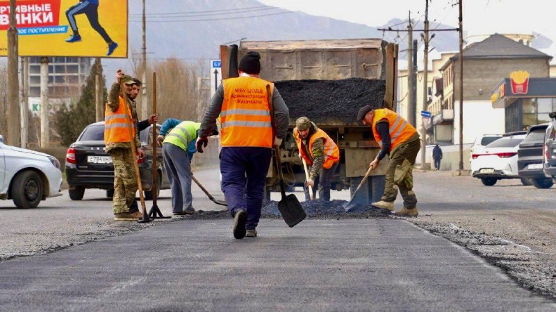 👉 На различных участках 17 улиц Махачкалы за прошедшую неделю дорожные службы провели ямочный ремонт. фото