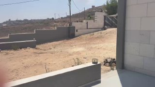 מתנחלים מתפרסים סביב הבית הנצור באזור "ראס אל-עין" בכפר קסרה, מדרום לשכם.