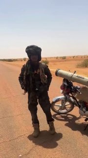 סודן: לוחם של הכוחות המזוינים של סודאן (SAF) נראה משתמש באופנועים כדי להעביר טילים מונחים נגד טנקים לעבר קו…