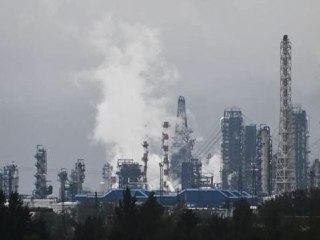 Reuters: производимого в России бензина хватает, чтобы удовлетворить 65% спросаПроизводство бензина в России покрывает примерно 65% среднего сезонного потребления, пишет Reuters со ссылкой на источники в отрасли и собственные расчеты. Работу приостановили 