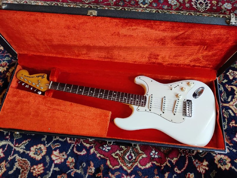 Продаю свой любимый Fender Stratocaster 1972 года выпуска с родным кейсом. Он у меня уже давно, все