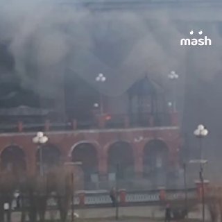 Горят три яхты в яхт-клубе "Алые паруса" в районе Строгинского моста в Москве — пострадал 20-летний парень, у него ожог рук. Окрестности заволокло густым чёрным дымом.❗ Не грузятся фото и видео? Читайте нас в MAX.