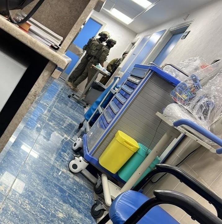 זה קורה עכשיו שחיילי הכיבוש הסתערו על בית החולים המתמחה שכם וביצעו מסע חקירה ופיקוח בשטח בעיר שכם.