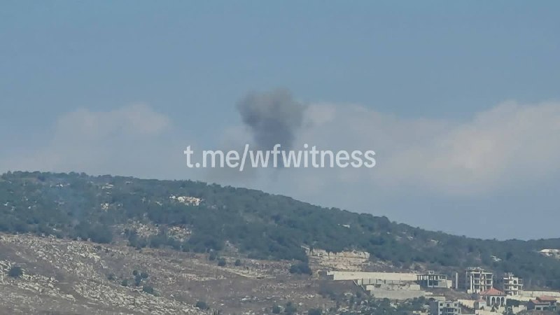 ️🇱🇧🇮🇱 תמונה המציגה את ירי הארטילריה הישראלית על גבעת עלי אל טאהר, דרום לבנון.