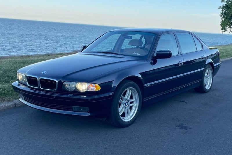 На аукционе попался 2001 BMW 740iL, и это тот случай, когда “не M-ка” не значит
