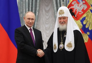 Путин вновь подтвердил право РПЦ возвращать имущество без оглядки на сроки давностиВладимир Путин подписал закон, который отменяет срок давности на оспаривание приватизации религиозных объектов, сообщают РБК и «Коммерсант». Согласно тексту документа, исков