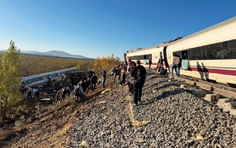2 רכבות מהירות התנגשו זו בזו במחוז טולדו בספרד, מה שגרם לאחת מהרכבות לרדת מהמסילה ולתעלה בצד. מניין ההרוגים…