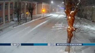 Водитель из Беларуси не вписался в поворот, снёс забор и скрылся с места аварии,