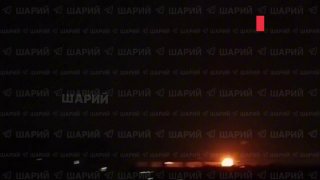 🇷🇺🇺🇦 - הצילומים מציגים את הרגע של תקיפה שפוגעת בצ'ייקי באזור קייב, כאשר פיצוצים משניים נראים באתר הפגיעה.