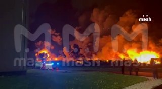 Пожар охватил 82 тысячи м² логистического центра в петербургском Колпино.За час площадь возгорания выросла с 60 до 82 тысяч м². В половине четвёртого пожару присвоили четвёртый ранг сложности, сейчас огонь тушат на четырёх боевых участках.К ликвидации прив