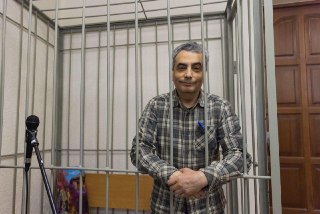 Зампреду «Яблока» Льву Шлосбергу запросили 12 лет и месяц колонии по делу о «фейках» и «дискредитации» армии, сообщает «Медиазона»* из суда в Пскове.Дело о «фейках» возбудили из-за репоста в телеграм-канале Шлосберга 25 февраля 2022 года публикации «Эха Мо