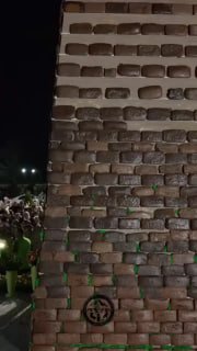 גורד שחקים משמנת: עוגה של 10 מטר נאפתה במגאס תארו לעצמכם: 2.5 טונות של עוגות ושמנת, יותר מ-5,000 "לבנים" אכ…
