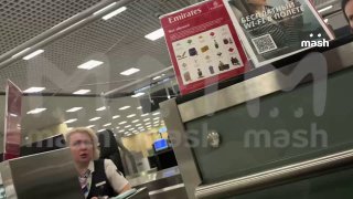 Около 700 российских туристов не могут вернуться домой третий день — авиакомпания Emirates отменила все рейсы через Дубай и отказалась продлевать им жилье. Семьи с маленькими детьми вынуждены сидеть в аэропорту больше 6 часов.Подписчики рассказали Mash, чт