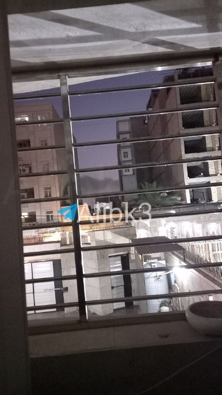 תמרות עשן עולות באחוז.