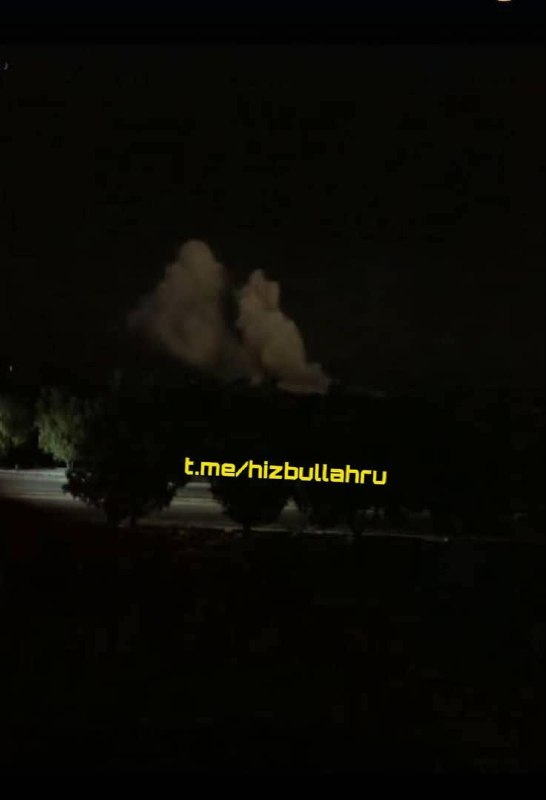 עמוד עשן עולה מעל בנדר ג'סק, החוף הדרומי של איראן. ראשוני: